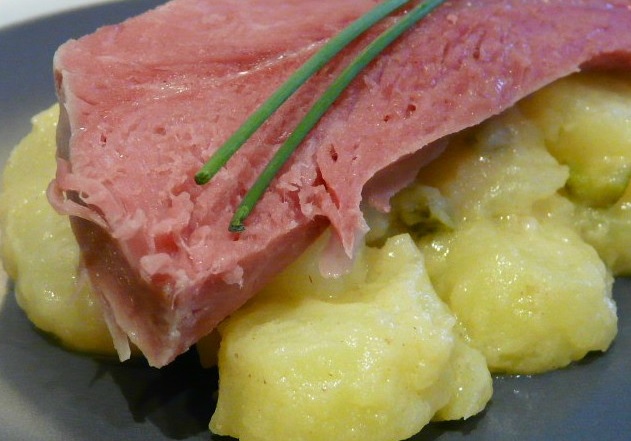 Palette fumée avec sa salade de pommes de terre - Le Temps des Cigognes